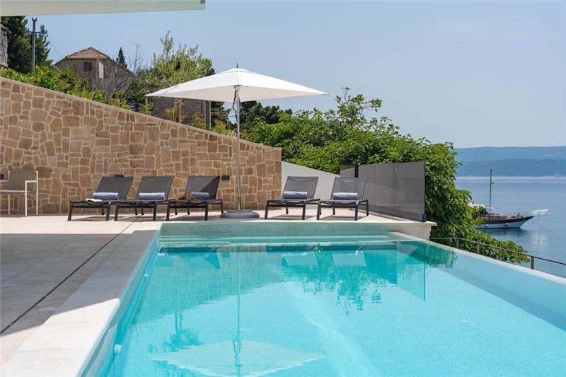 Sea-view villa in Omis, photograph 6