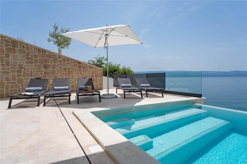 Sea-view villa in Omis, photograph 2