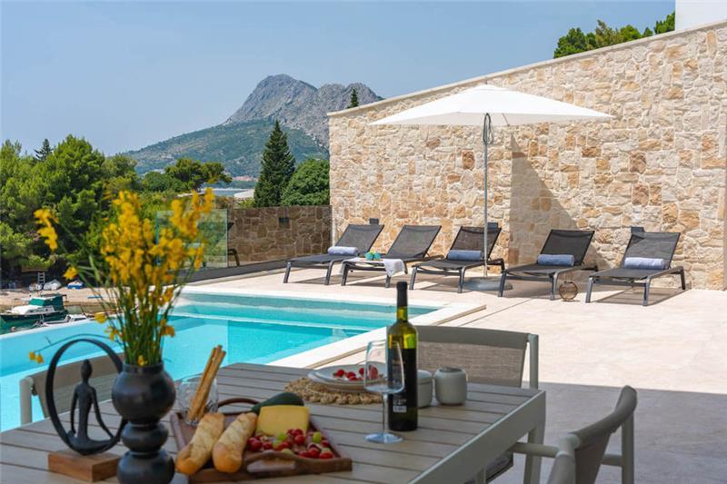 Sea-view villa in Omis, photograph 4