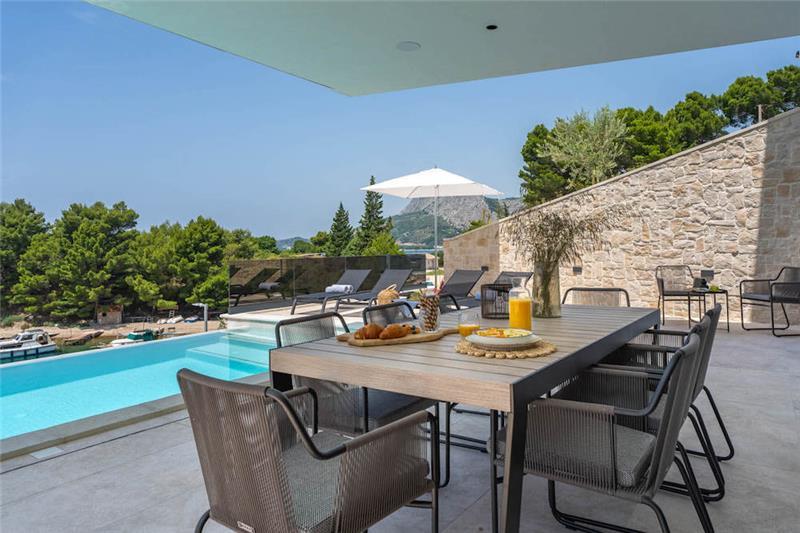 Beachfront villa in Omis, photograph 3