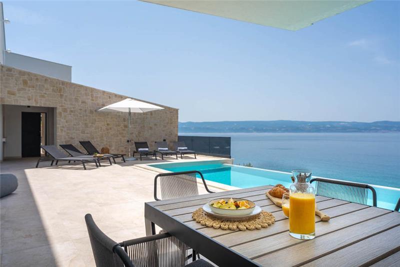 Beachfront villa in Omis, photograph 5