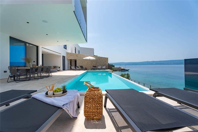 Beachfront villa in Omis, photograph 1