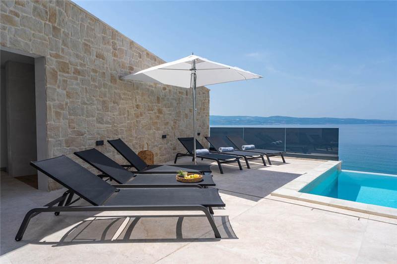 Beachfront villa in Omis, photograph 7