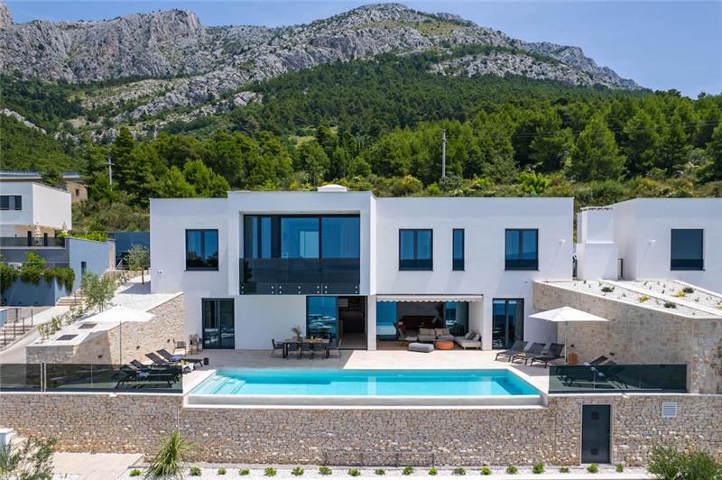 Beachfront villa in Omis, photograph 2