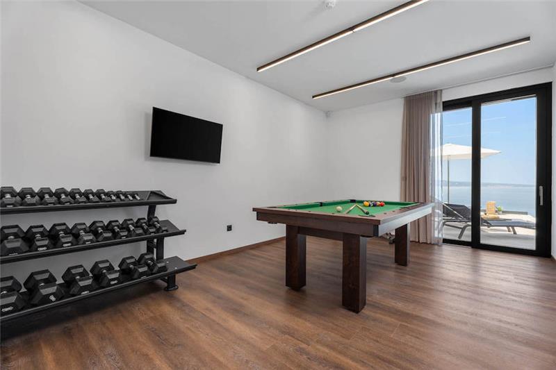 Beachfront villa in Omis, photograph 15