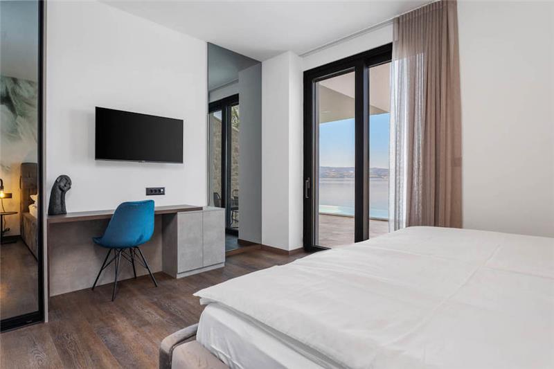 Beachfront villa in Omis, photograph 25