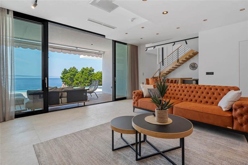 Beachfront villa in Omis, photograph 9