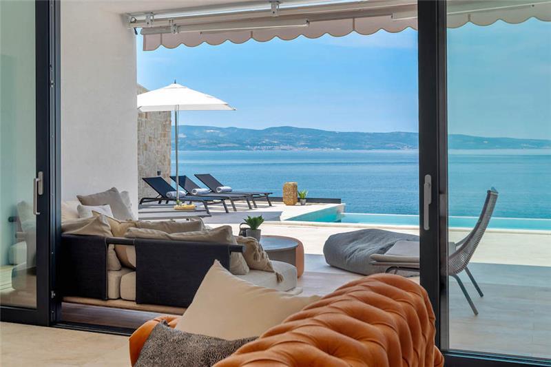 Beachfront villa in Omis, photograph 8