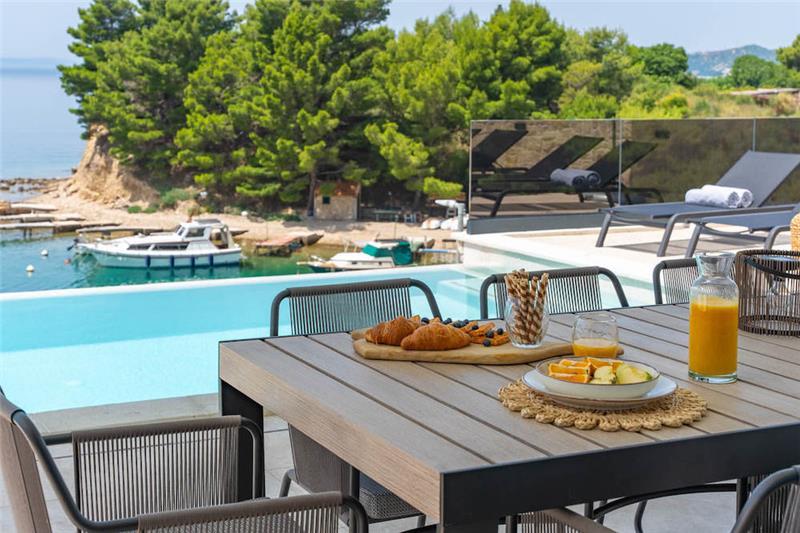 Beachfront villa in Omis, photograph 4