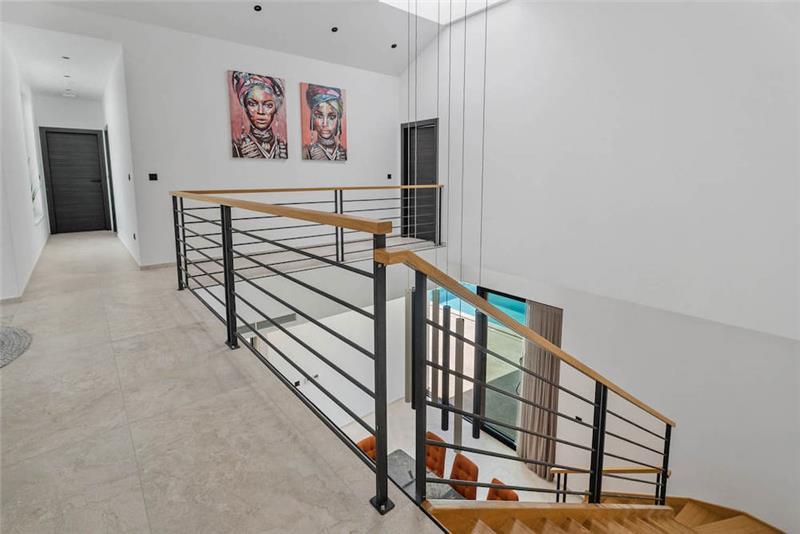 Beachfront villa in Omis, photograph 17