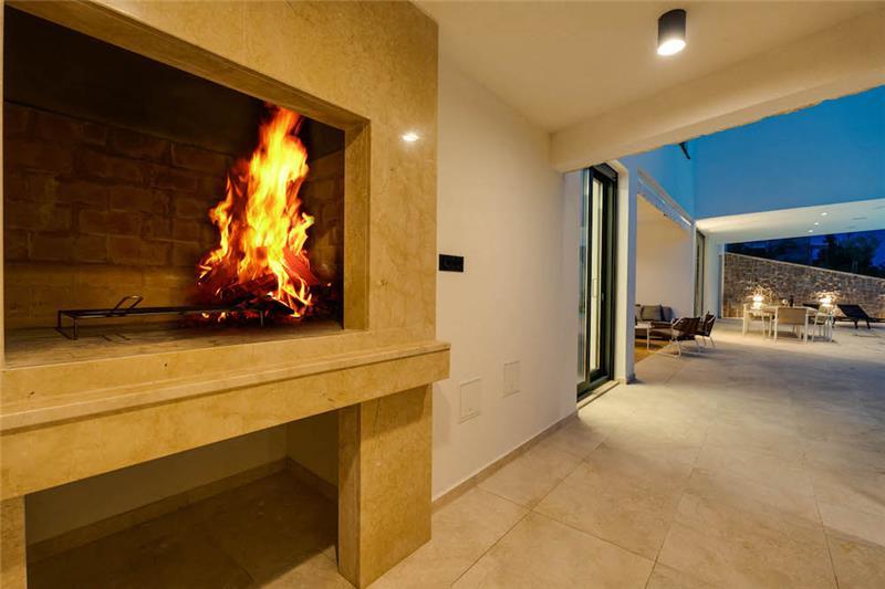 Beachfront villa in Omis, photograph 6
