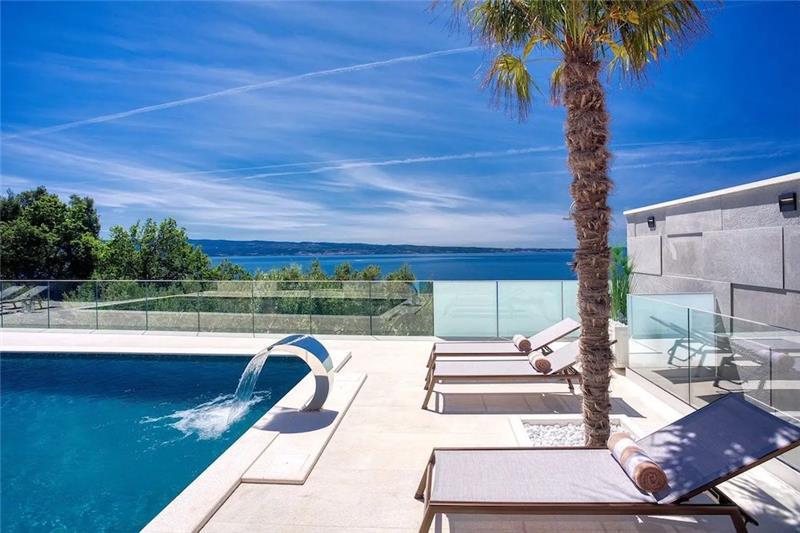 Sea-view villa in Podstrana, photograph 8