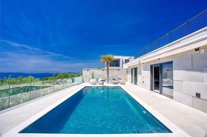 4-Bedroom Villa with heated pool and sea view, near Podstrana, sleeps 8