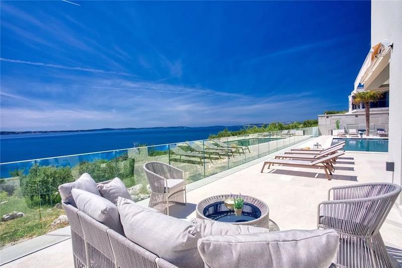 Sea-view villa in Podstrana, photograph 3