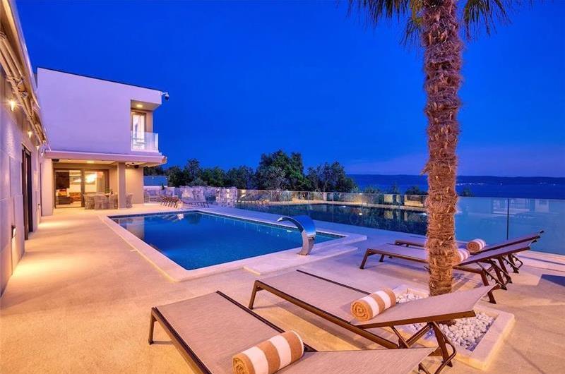 4-Bedroom Villa with heated pool and sea view, near Podstrana, sleeps 8