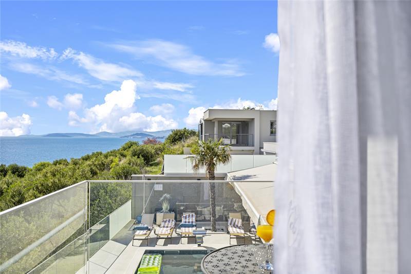 Sea-view villa in Podstrana, photograph 10