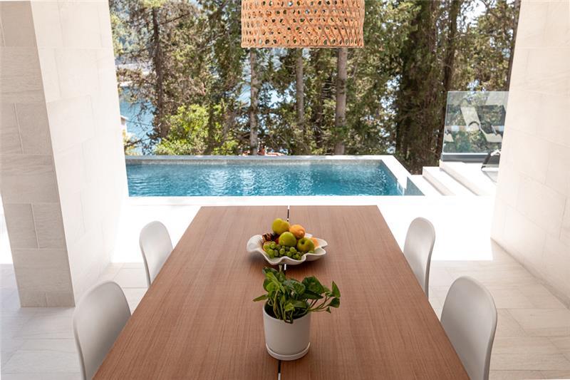 Sea-view villa in Vela Luka, photograph 2