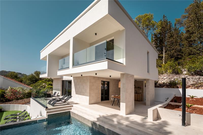Sea-view villa in Vela Luka, photograph 1