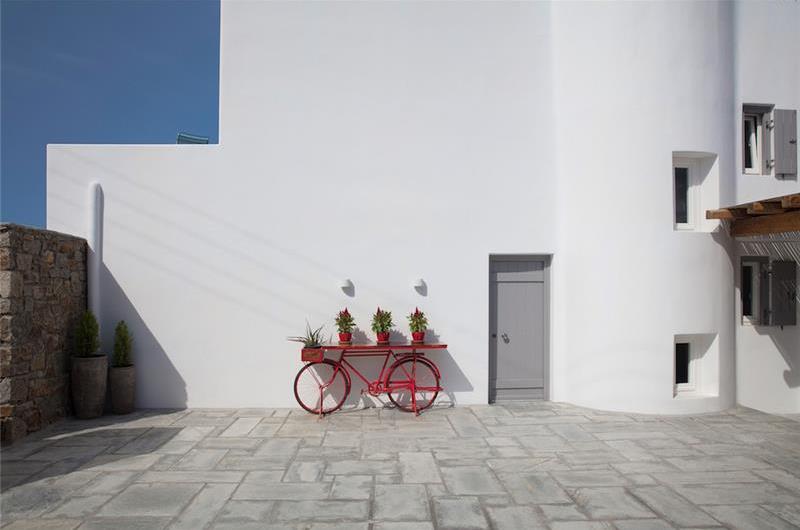 6 bedroom villa with pool in Agios Lazaros, Mykonos, sleeps up to 16