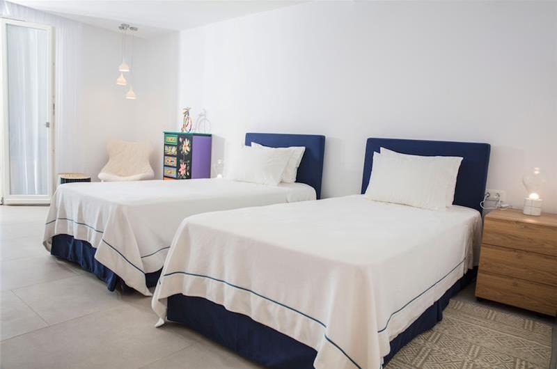 6 bedroom villa with pool in Agios Lazaros, Mykonos, sleeps up to 16
