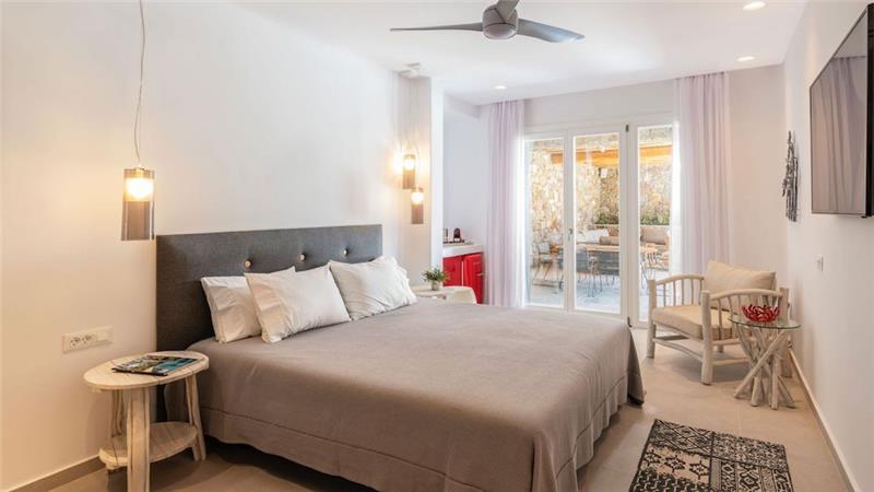6 bedroom villa with pool in Agios Lazaros, Mykonos, sleeps up to 16