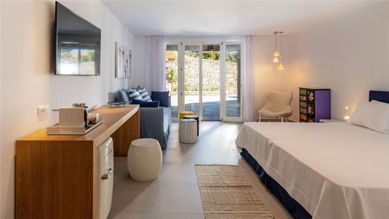 6 bedroom villa with pool in Agios Lazaros, Mykonos, sleeps up to 16