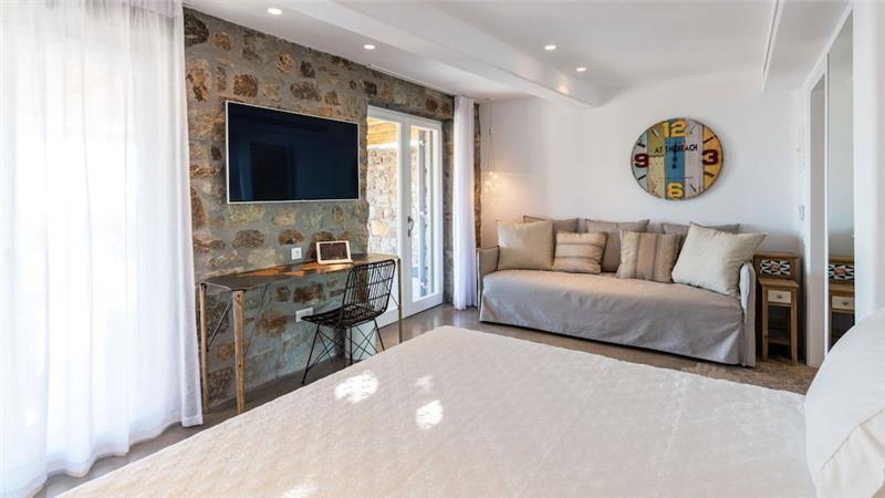 6 bedroom villa with pool in Agios Lazaros, Mykonos, sleeps up to 16