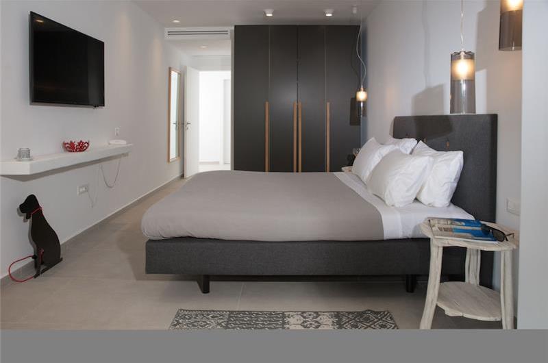 6 bedroom villa with pool in Agios Lazaros, Mykonos, sleeps up to 16