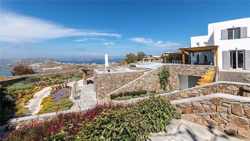 6 bedroom villa with pool in Agios Lazaros, Mykonos, sleeps up to 16