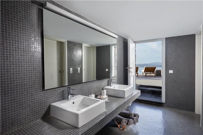 Beachfront villa in Santorini, photograph 24