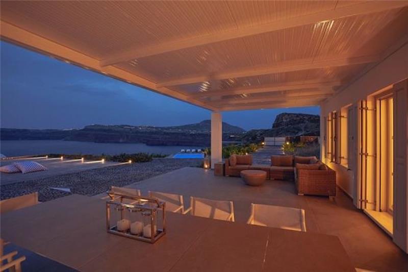 Beachfront villa in Santorini, photograph 25