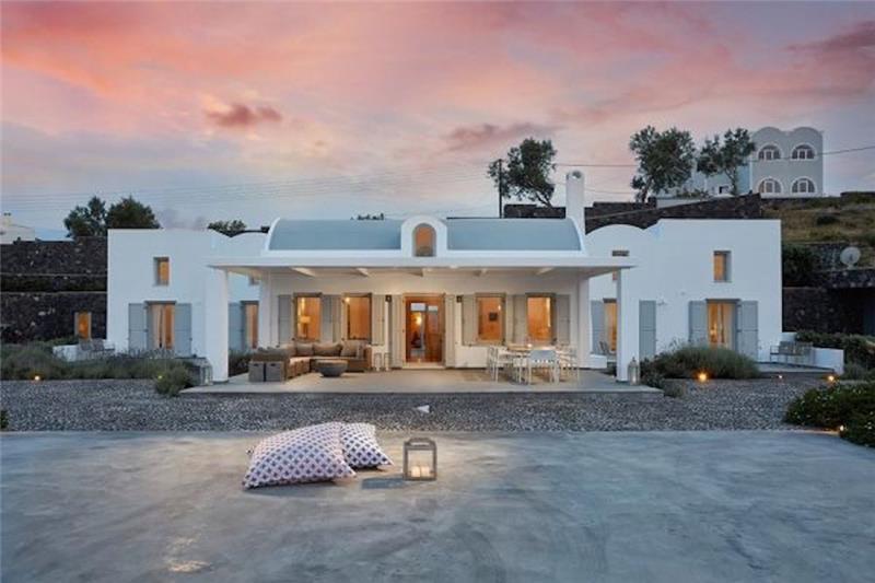 Beachfront villa in Santorini, photograph 4
