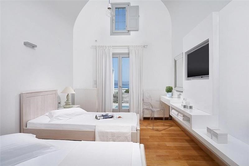 Beachfront villa in Santorini, photograph 18