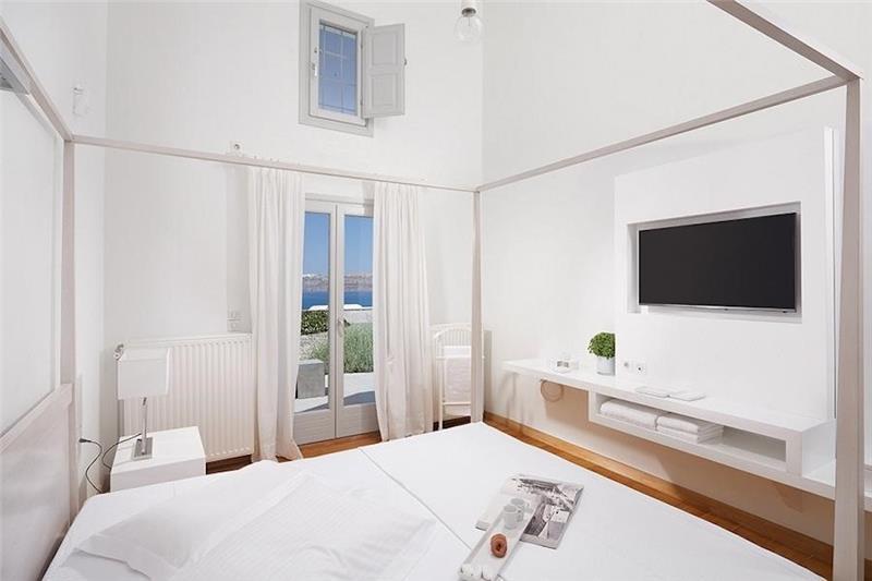 Beachfront villa in Santorini, photograph 17