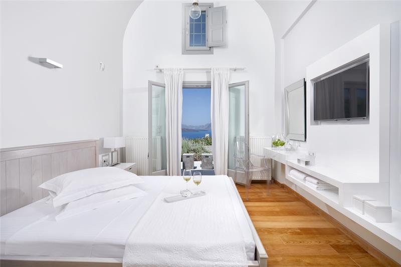 Beachfront villa in Santorini, photograph 22