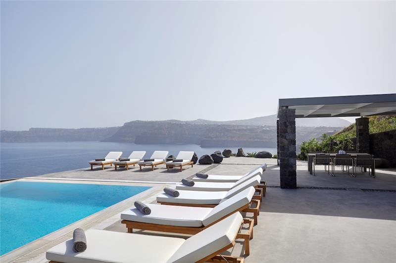 Beachfront villa in Santorini, photograph 6
