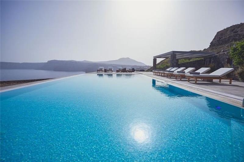 Beachfront villa in Santorini, photograph 2