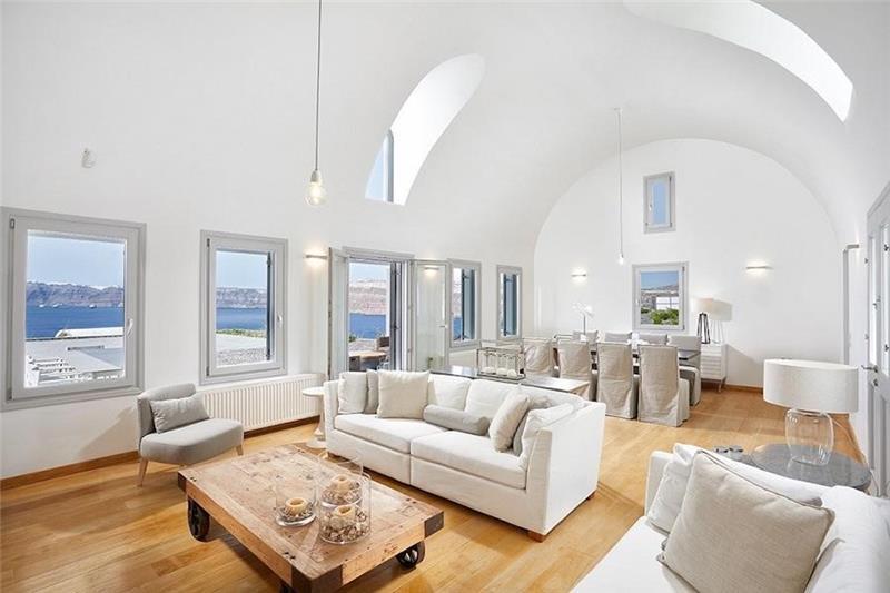 Beachfront villa in Santorini, photograph 10