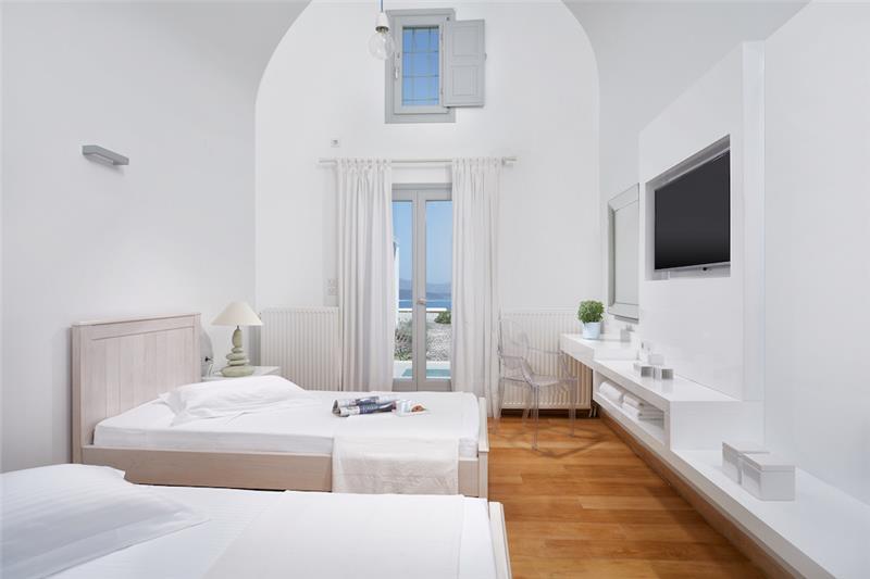 Beachfront villa in Santorini, photograph 23