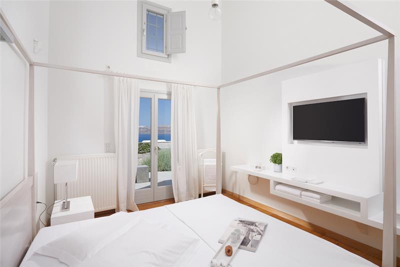 Beachfront villa in Santorini, photograph 21