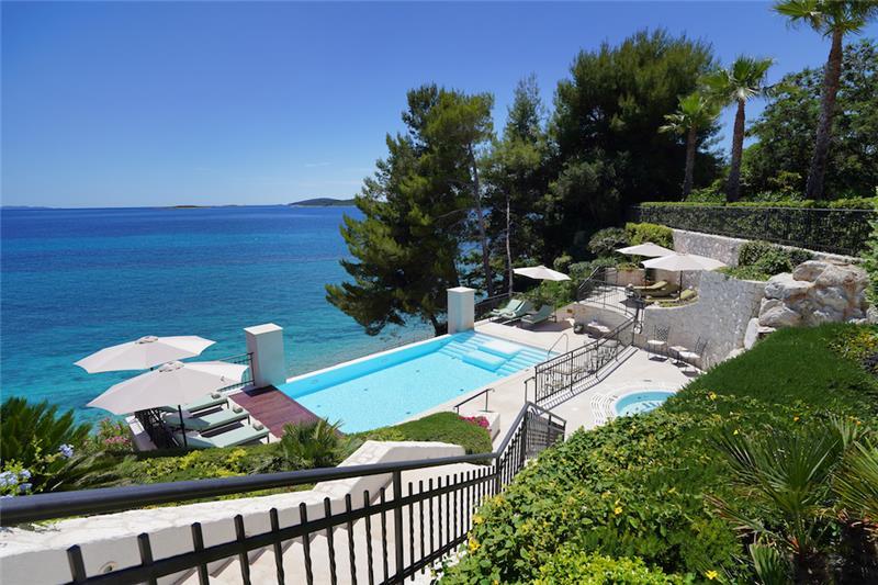 Beachfront villa in Orebic, photograph 1