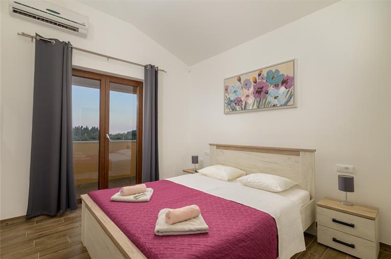 4 bedroom villa bedroom with pool, Svetvinčenat, Istria, sleeps 8