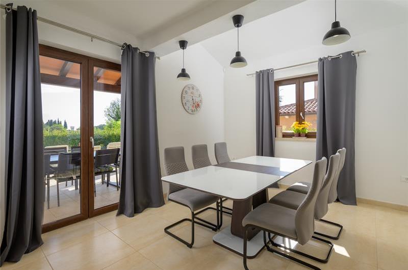 4 bedroom villa bedroom with pool, Svetvinčenat, Istria, sleeps 8