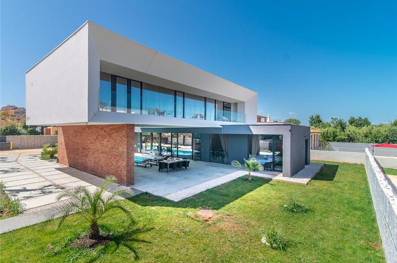 4 bedroom villa with pool near Pula, Istria, sleeps 8