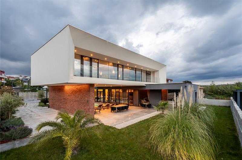 4 bedroom villa with pool near Pula, Istria, sleeps 8