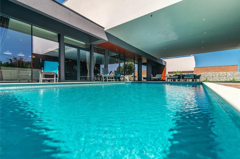 4 bedroom villa with pool near Pula, Istria, sleeps 8