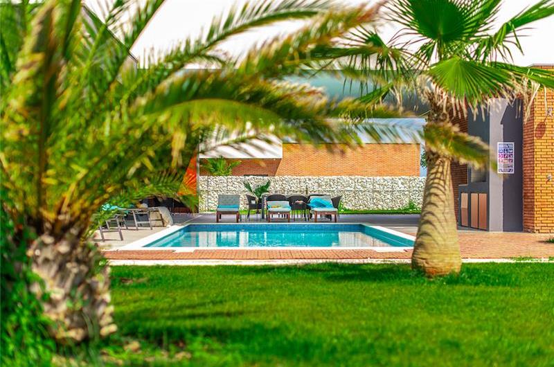 4 bedroom villa with pool near Pula, Istria, sleeps 8