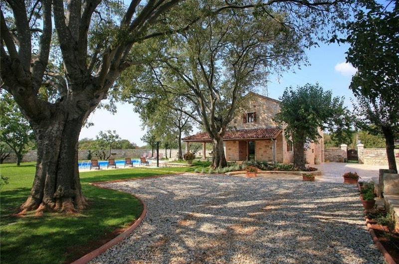 4 bedroom villa with pool near Svetvinčenat, Istria, sleeps 10
