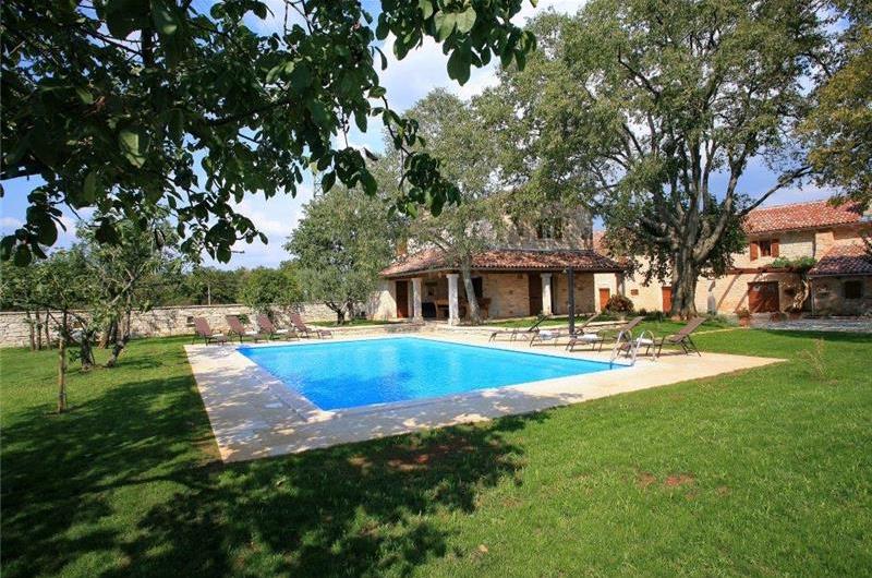 4 bedroom villa with pool near Svetvinčenat, Istria, sleeps 10