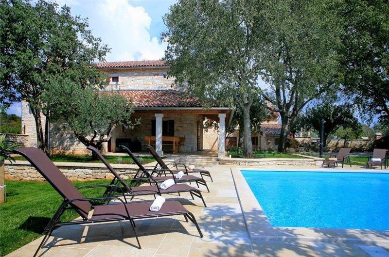 4 bedroom villa with pool near Svetvinčenat, Istria, sleeps 10